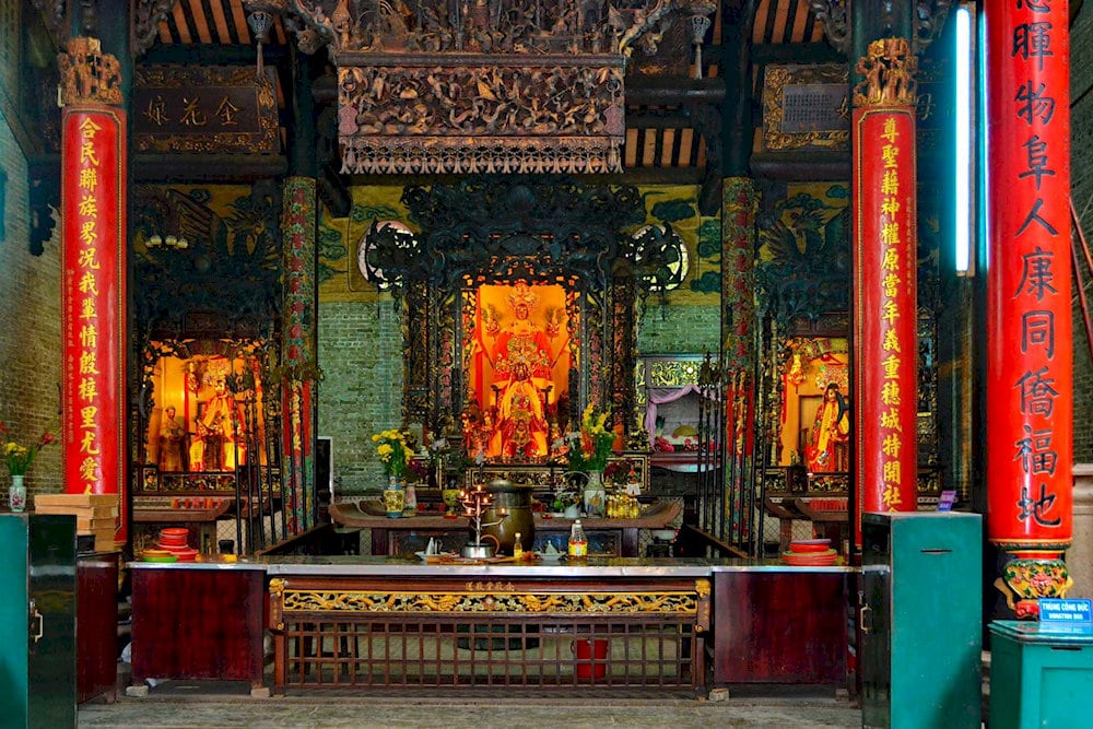 Hai bên tượng Bà Thiên Hậu là Bà Kim Hoa và Bà Long Mẫu